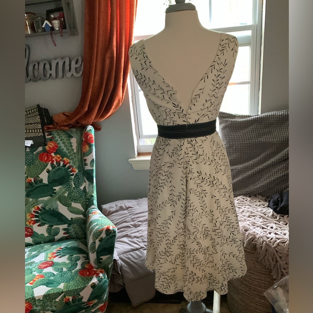 Elegant Kay Unger Black and White Leaf Print Dress size 4 - Picture 6 of 10